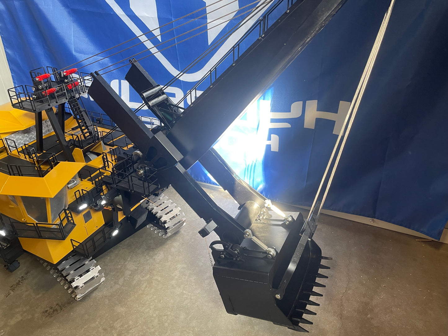 1:25 4100XPC Rope Shovel