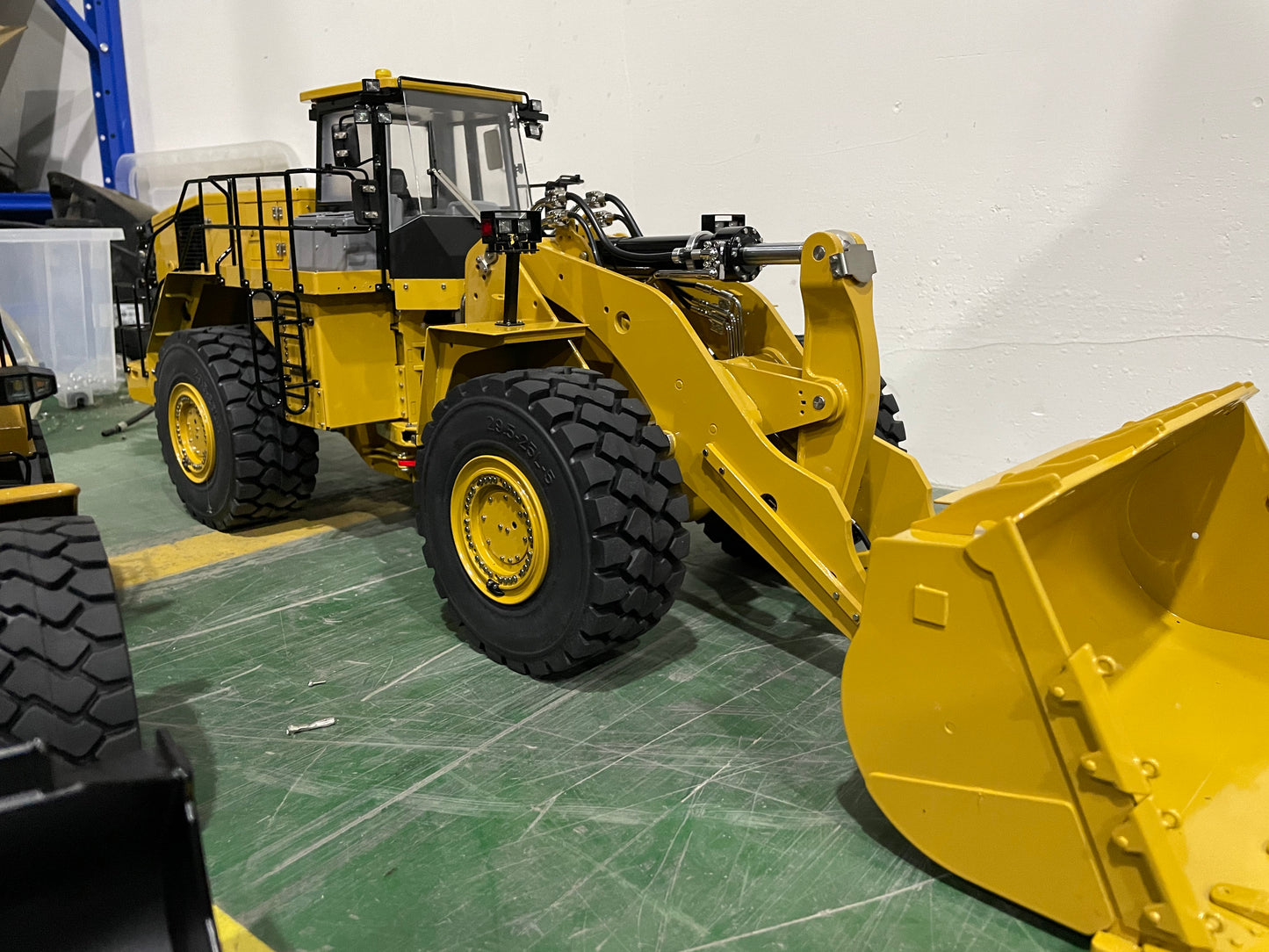 Kabolite 1:14 K988 Hydraulic Loader