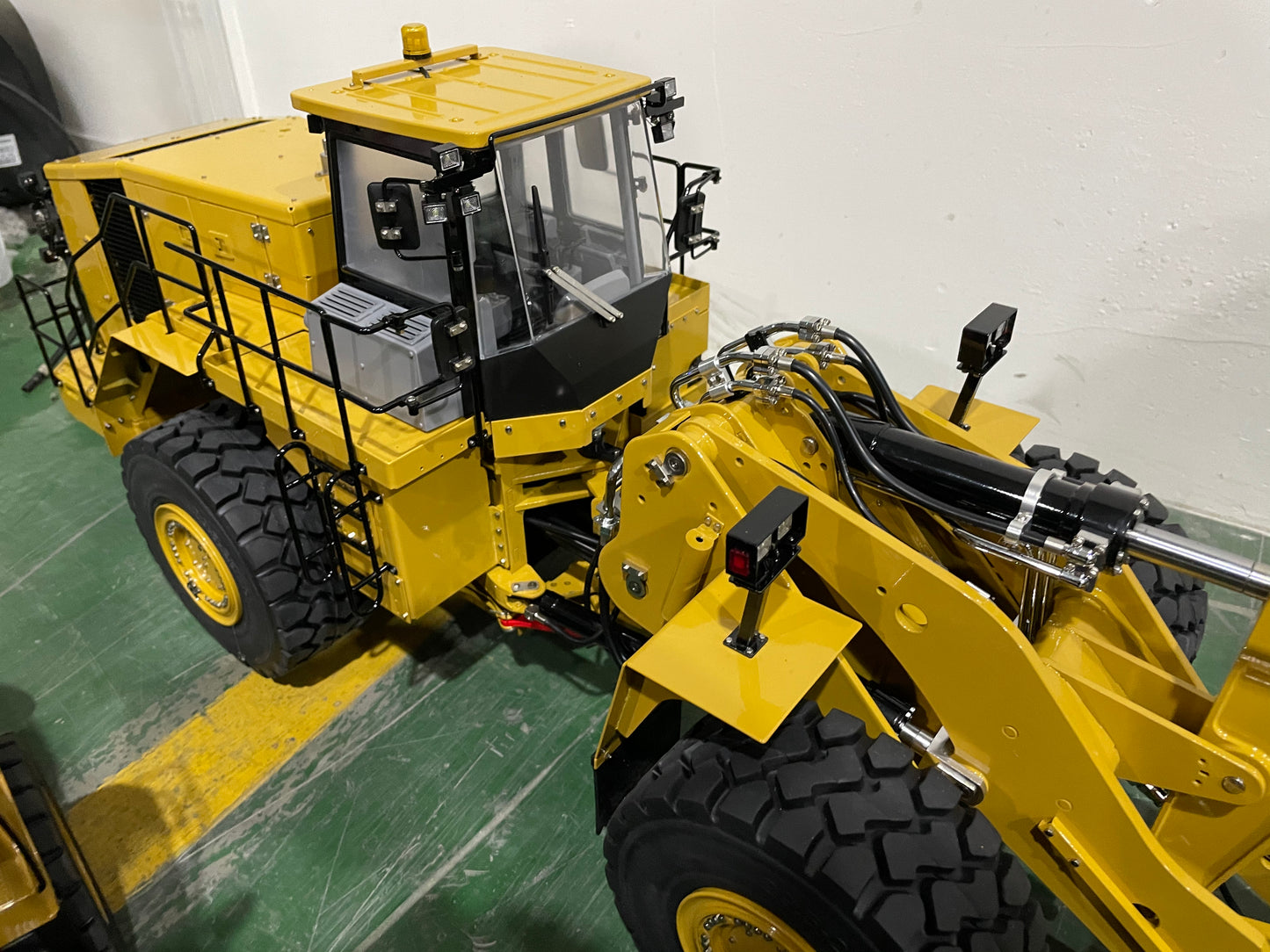 Kabolite 1:14 K988 Hydraulic Loader