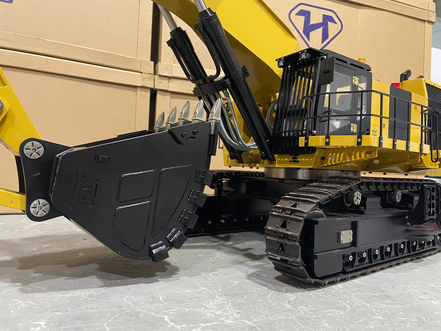 1:14 6015B Hydraulic Excavator