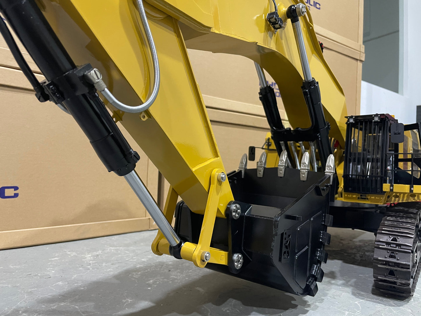 1:14 6015B Hydraulic Excavator