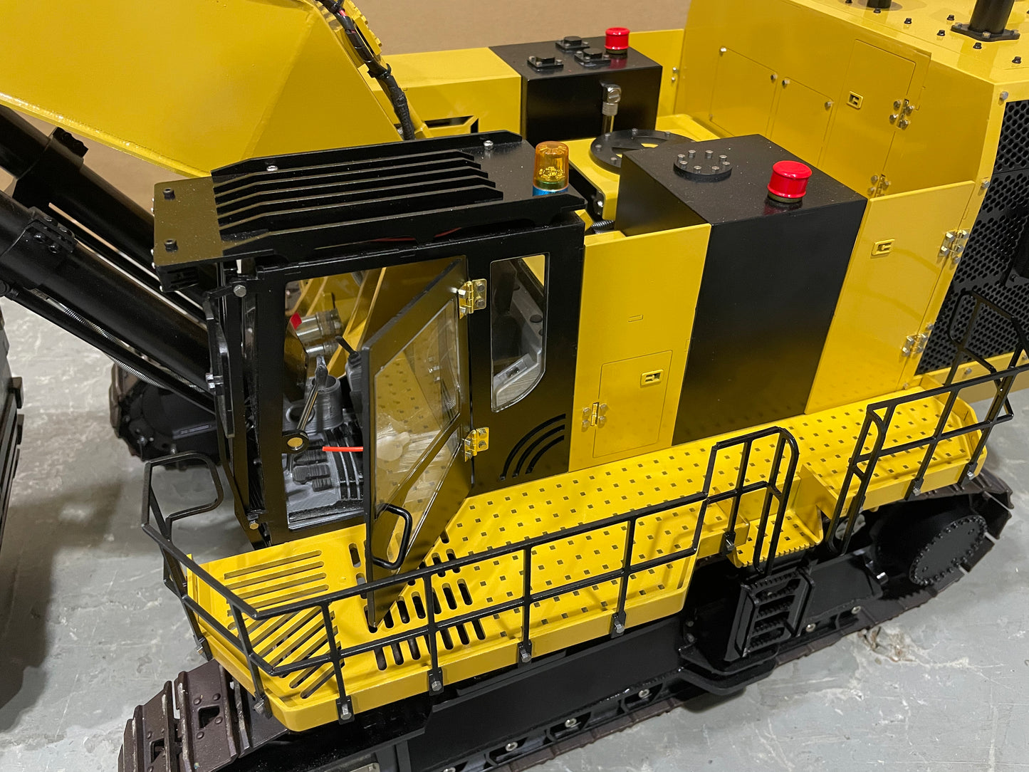 1:14 6015B Hydraulic Excavator