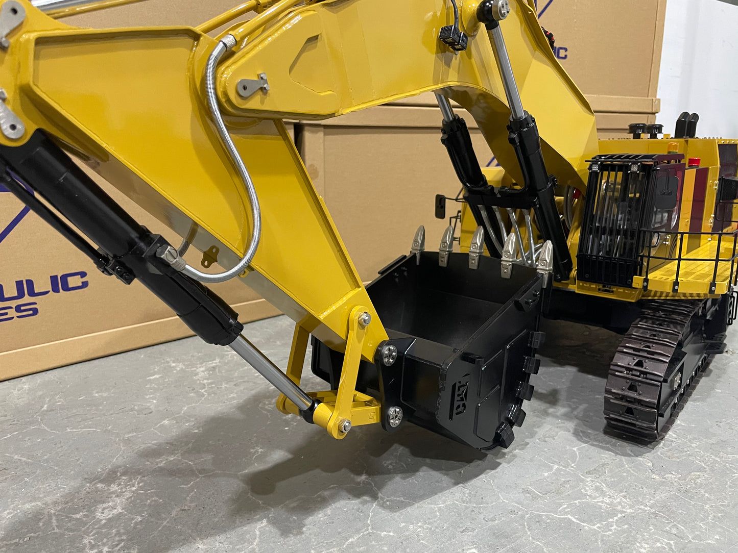 1:14 6015B Hydraulic Excavator