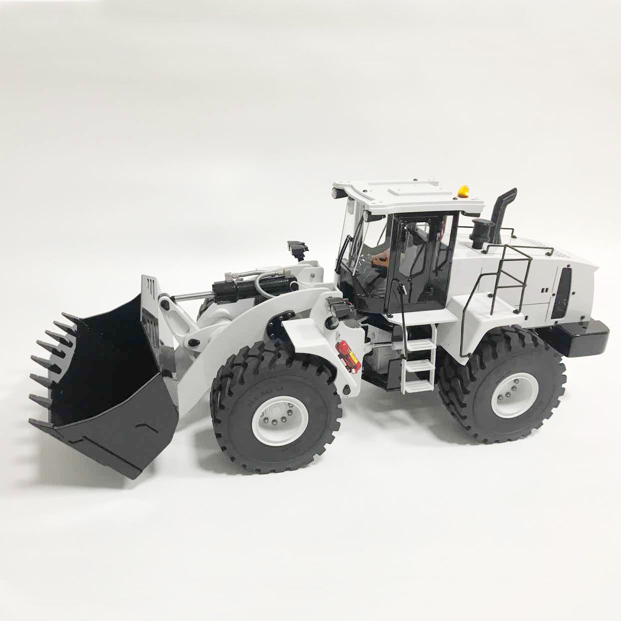 1:14 XD Model WA470 Wheel Loader