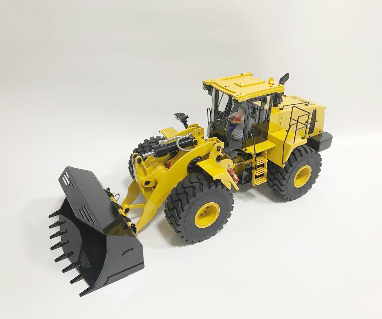 1:14 XD Model WA470 Wheel Loader